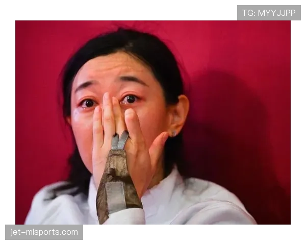 要是有人把孙一文凌晨训练室的自拍和他那张红毯合照放一起，我现在就笑出声
